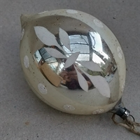 oval sølvfarvet glas julekugle med hvid dekoration og prikker  gammelt julepynt til juletræet